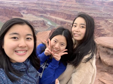 Lisa Zhu(middle) alongside her international friends visiting the Grand Canyon in February of 2021