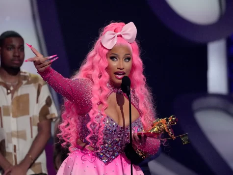 Nicki Minaj receiving her VMA Video Vanguard Award