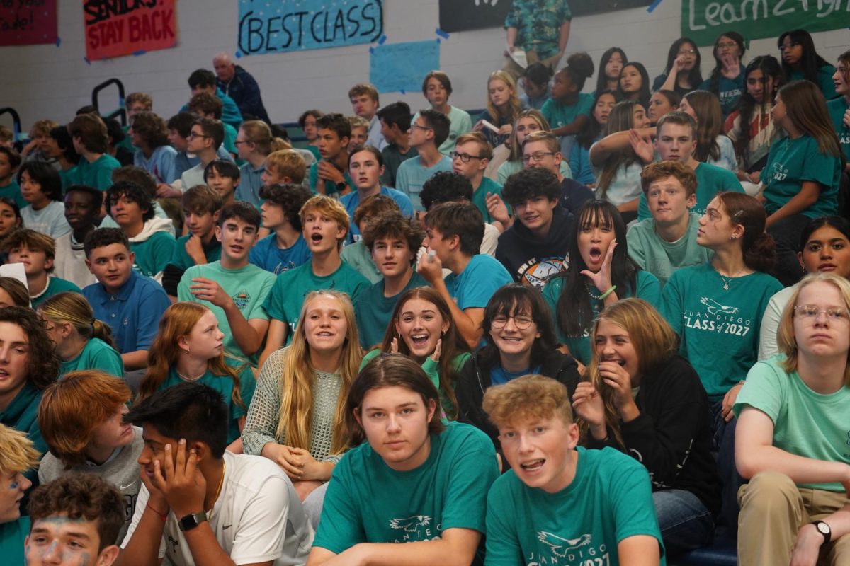 The freshmen class wearing the color teal to represent their team